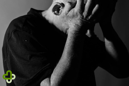 Мужчина держится за голову